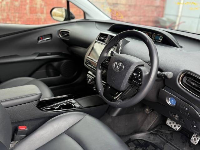 �������� �� ����� �� ������ Toyota Prius S Touring Black Edition 2022 ����
